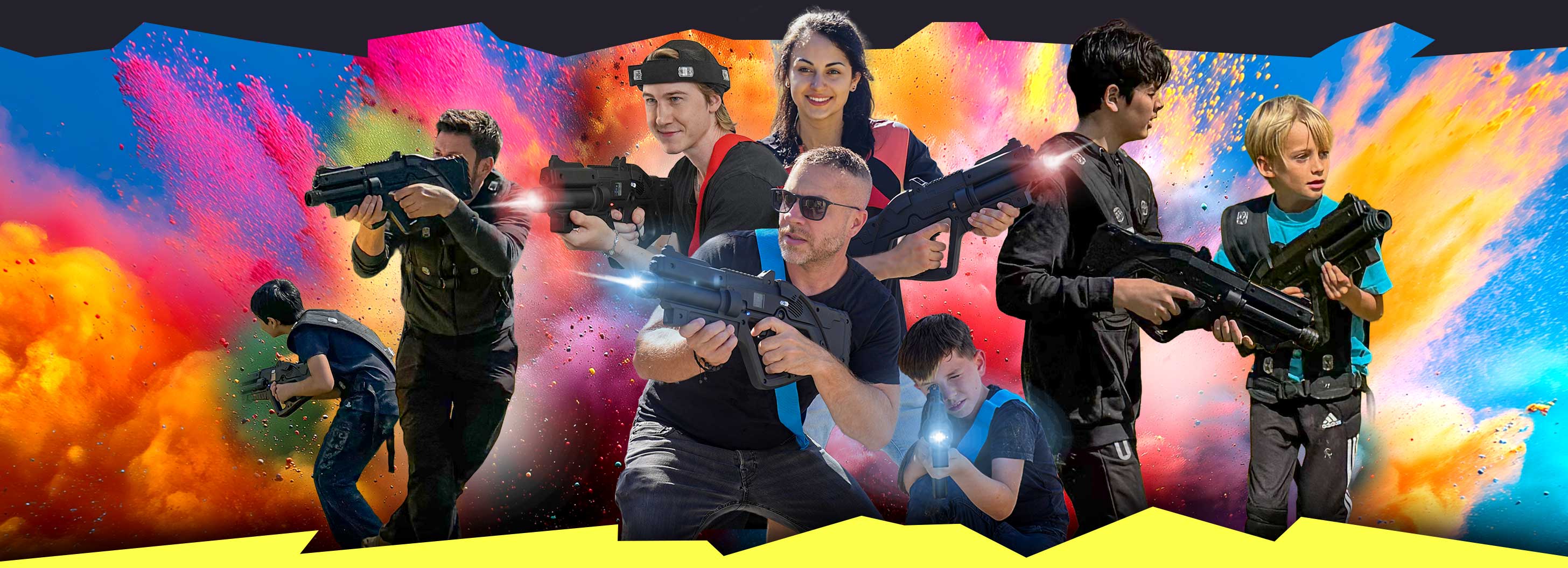 Eine Gruppe gl&uuml;cklicher G&auml;ste von action-parks.de Paintball