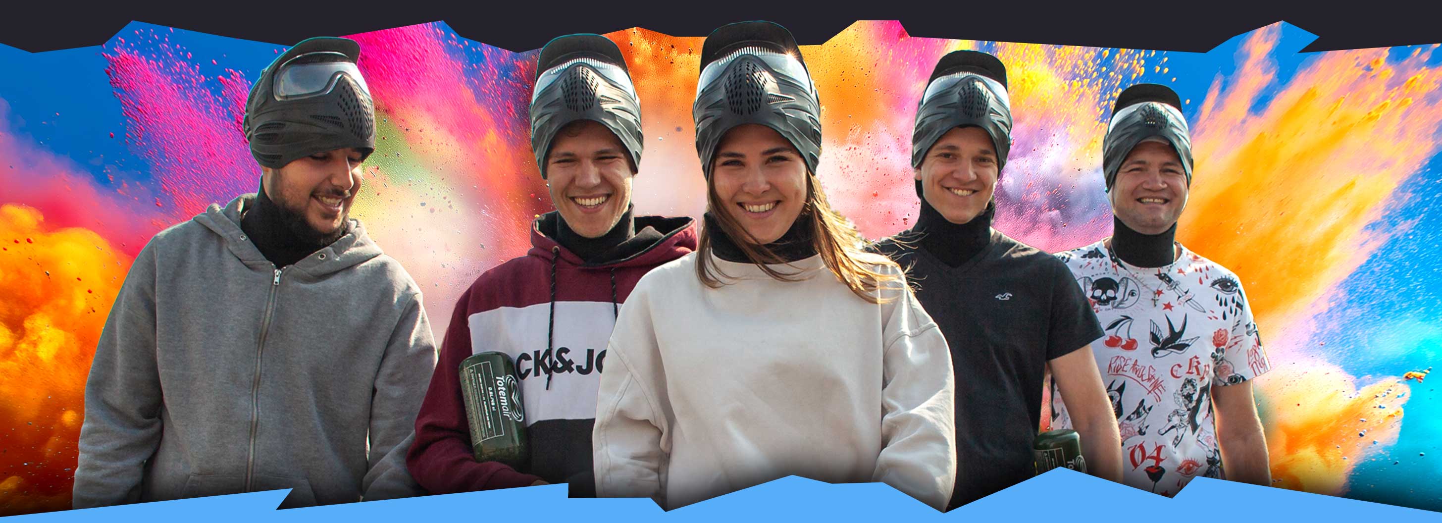 Eine Gruppe glücklicher Gäste von action-parks.de Paintball